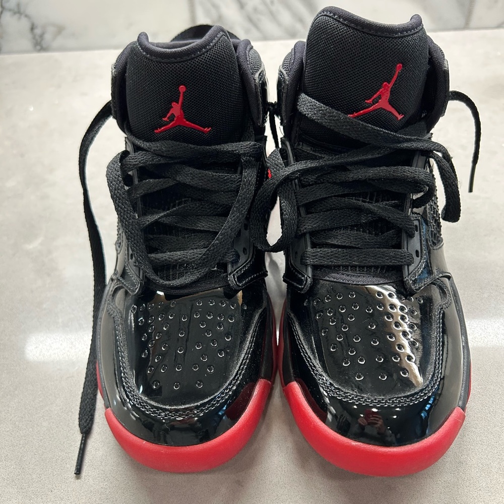 Youth Jordan Mars 270
Patent Bred (GS) BQ6508-006 BLACK/GYM RED-METALLIC SILVER